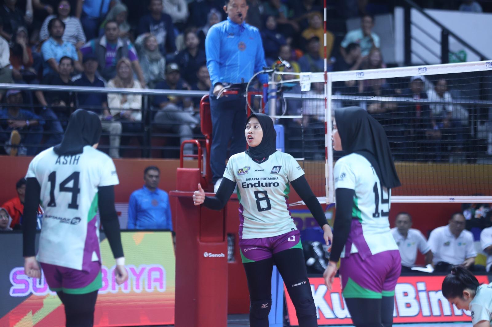 BERSELEBRASI - Asih Titi Pangestuti, Megawati Hangestri Pertiwi, dan Tisya Amalya Putri (kiri ke kanan) dalam pertandingan Final Four Proliga 2026 antara Jakarta Pertamina Enduro vs Jakarta Electric PLN DI Jawa Pos Arena, Surabaya, Jawa Timur, Kamis (2/4) malam WIB.