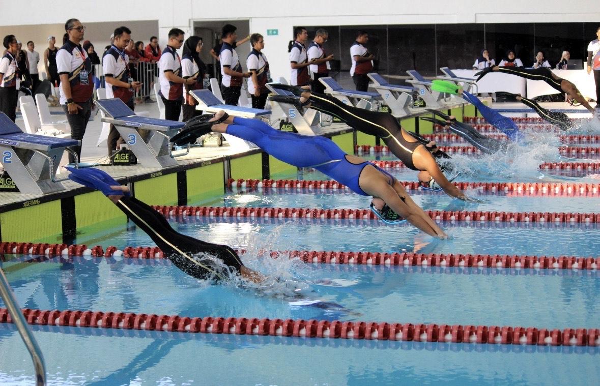 Atlet-finswimming-melompat-pada-kejuaraan-finswimming-di-Stadion-Akuatik-GBK.jpg