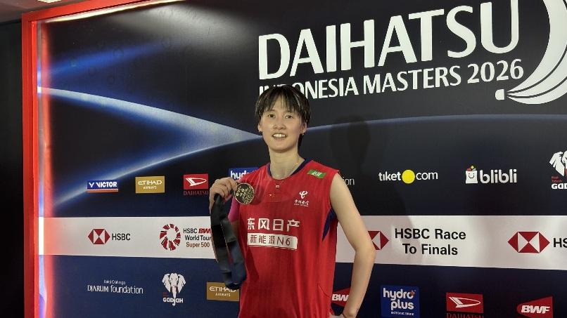 Atlet-tunggal-putri-China-Chen-Yu-Fei-berpose-dengan-menunjukkan-medali-juara.jpg