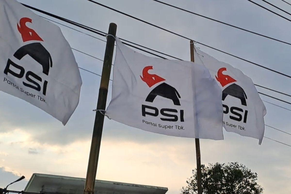 Atribut bendera kongres Partai Solidaritas Indonesia (PSI) 2025 di Kota Solo, Jawa Tengah (Jateng).(KOMPAS.COM/Fristin Intan Sulistyowati)