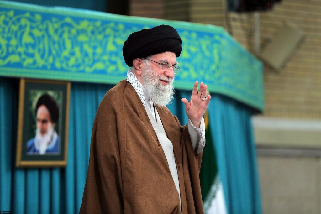 Ayatollah-Ali-Khamenei-bertemu-dengan-keluarga-Martir-Keamanan-di-husayniy.jpg