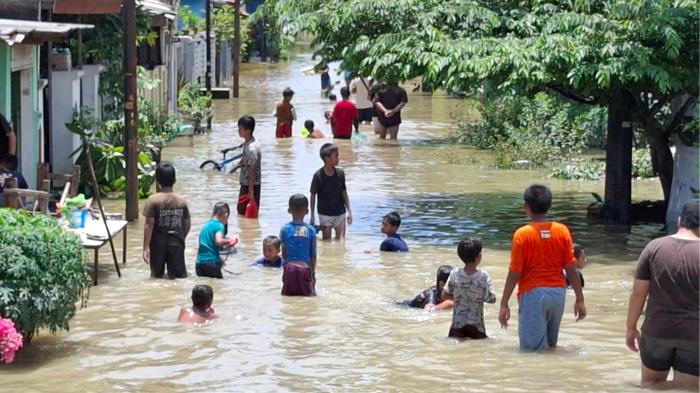 BANJIR-BEKASI-Anak-anak-tampak-menjadikan-banjir.jpg
