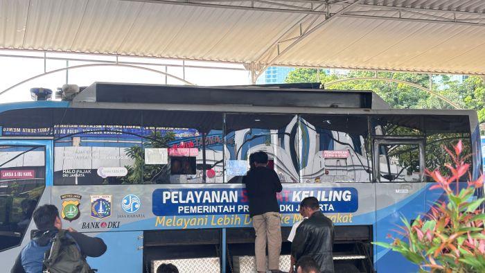 BAYAR-PAJAK-Masyarakat-membayar-pajak-kendaraan.jpg