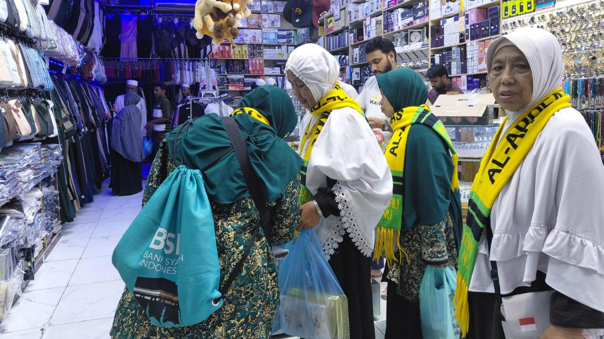 BELANJA-DI-KAKIYAH-Jemaah-haji-Indonesi.jpg