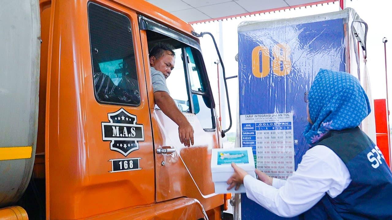 Takjil Gratis, Kebahagiaan Sederhana bagi Pekerja Pelabuhan dan Sopir Truk