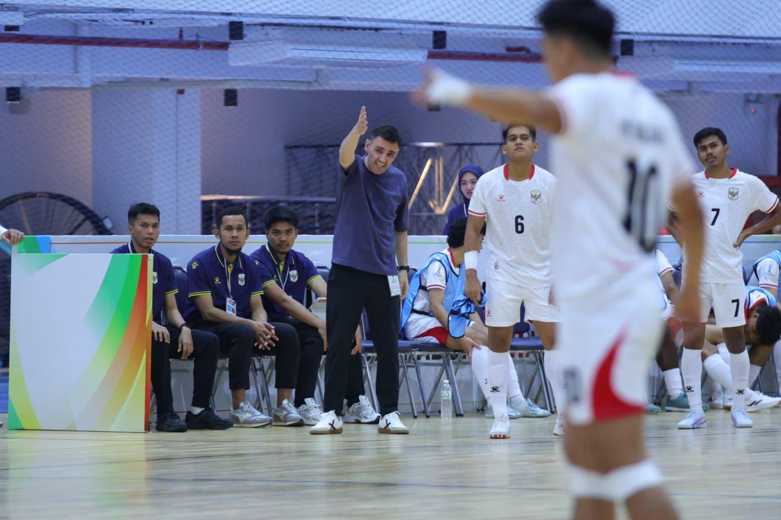 BERI ARAHAN - Pelatih Timnas Futsal Indonesia saat memberikan arahan kepada para pemainnya saat menghadapi Malaysia pada pertandingan kedua grup B Piala AFF Futsal 2026 di Nonthaburi Sports Complex Gymnasium, Thailand, Selasa (7/4/2026).