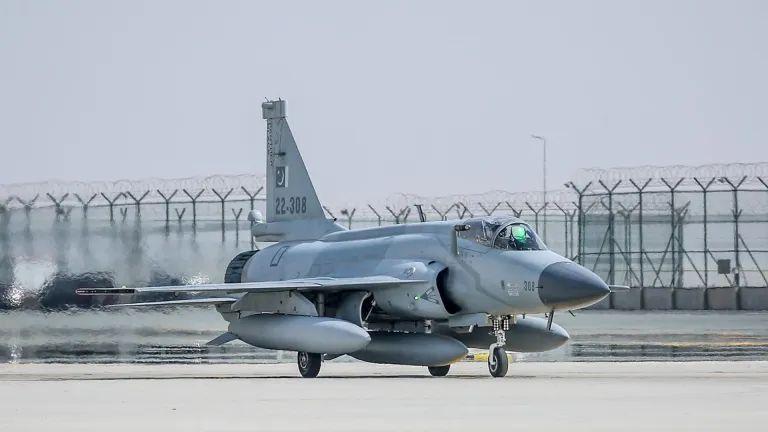 BUATAN DUA NEGARA - Pesawat tempur JF-17 Thunder buatan Pakistan-China.