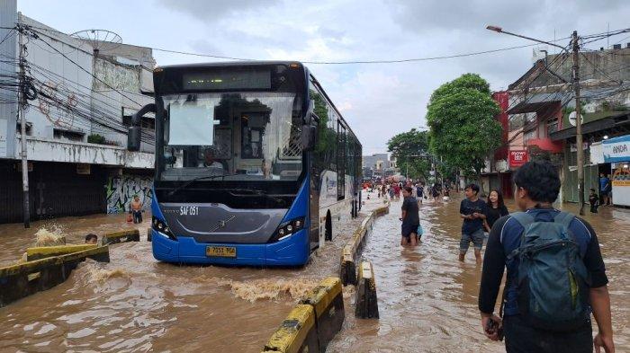 BUS-TRANSJAKARTA-TERGENANG-AIR-DI-JAKARTA-TIMUR.jpg