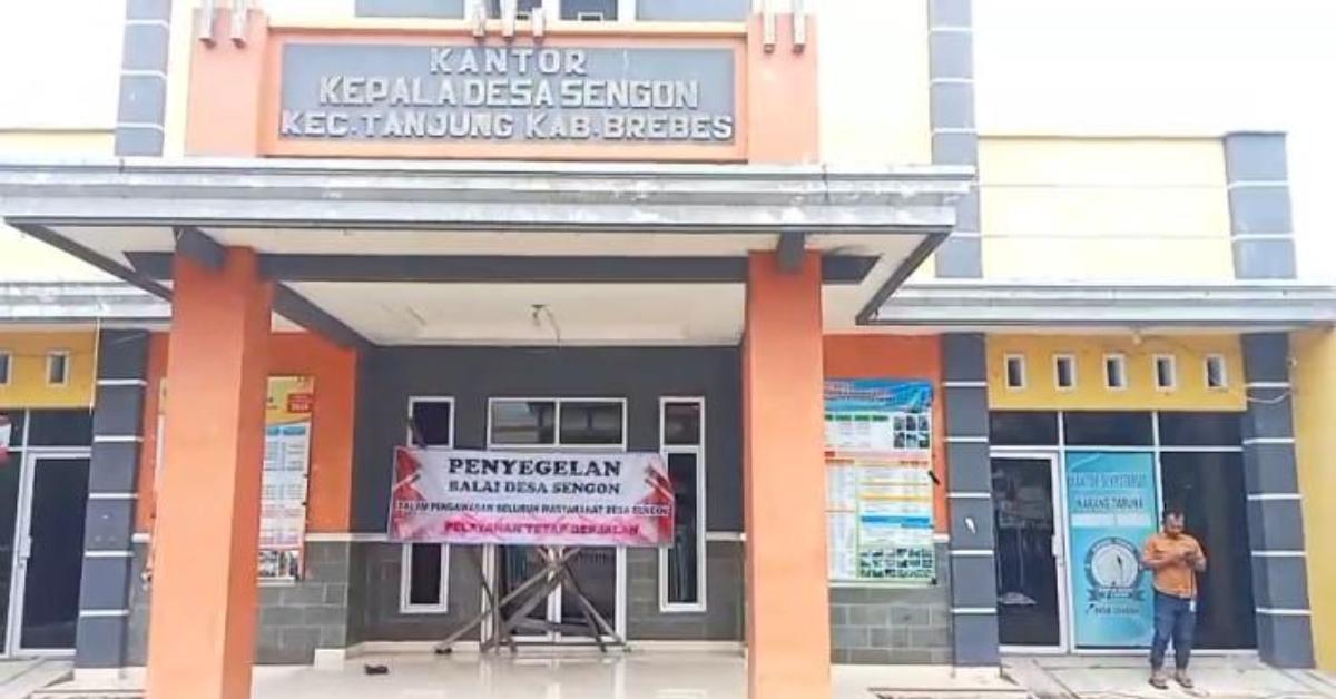 Segel Balai Desa, Warga Brebes Emosi Kades Tak Dicopot meski Kena Skandal: Ogah Dipimpin Lurah Mesum