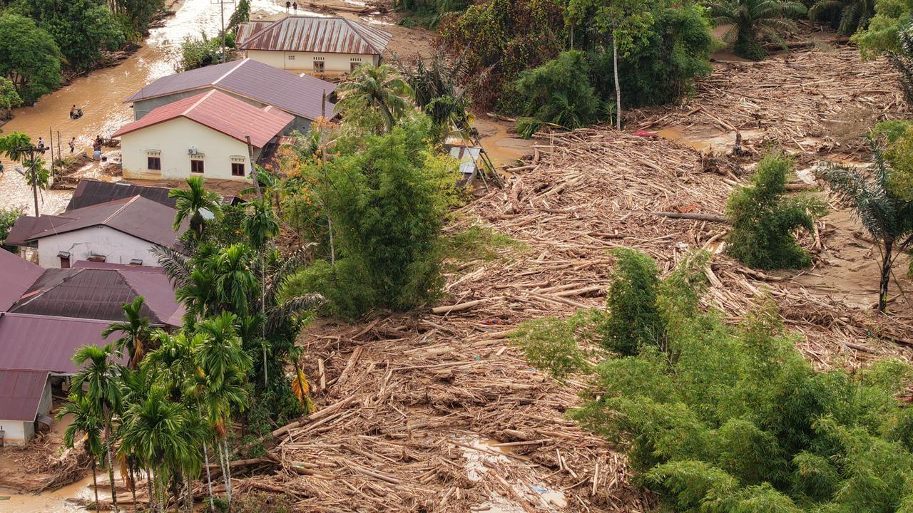 Banjir-bandang-sumatera-tumpukan-kayu.jpg