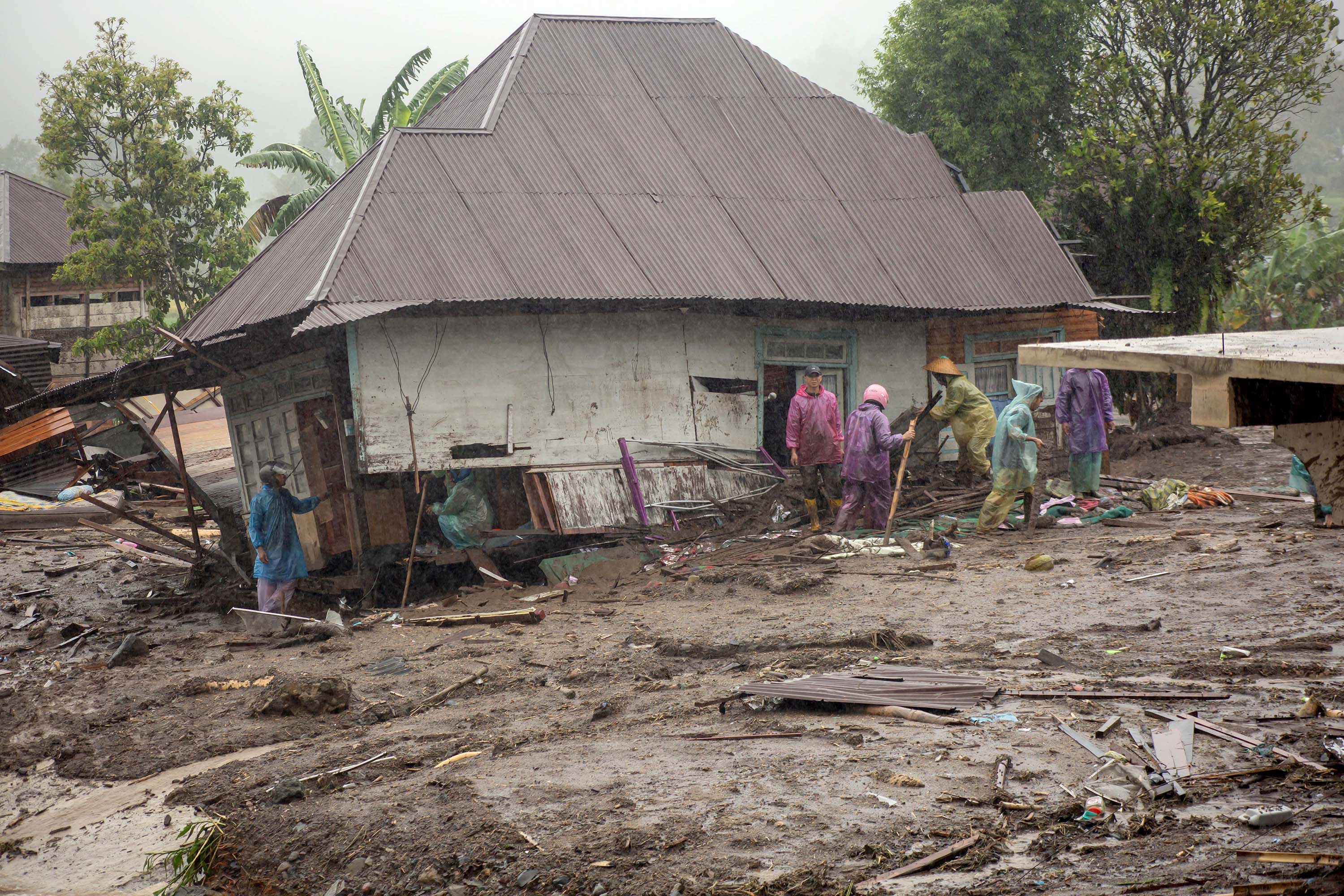 Banjir-dan-Longsor-Kepung-Aceh-Sumut-Hingga-Sumbar_20251128_144947.jpg