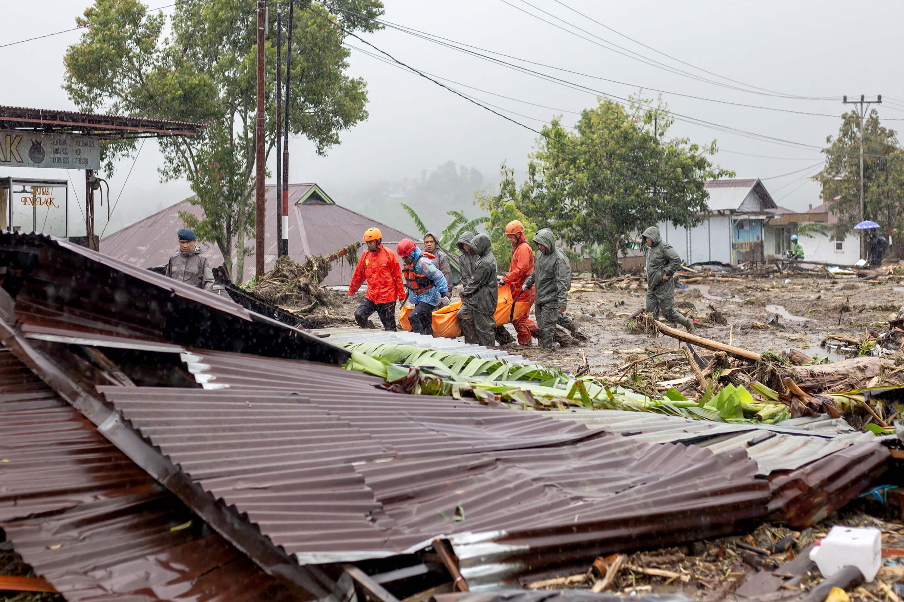 BANJIR DAN LONGSOR - Tim penyelamat mengevakuasi jenazah korban banjir bandang di Kabupaten Agam, Sumatera Barat, Indonesia, 27 November 2025. Kepala Bidang Penanganan Darurat, Peralatan, dan Logistik Badan Penanggulangan Bencana Daerah Sumatera Utara, Sri Wahyuni ??Pancasilawati, mengatakan kepada Xinhua melalui telepon pada Kamis bahwa 29 orang tewas setelah banjir bandang dan tanah longsor melanda sejumlah kabupaten dan kota di Provinsi Sumatera Utara, Indonesia. (Photo by Andri Mardiansyah/Xinhua)