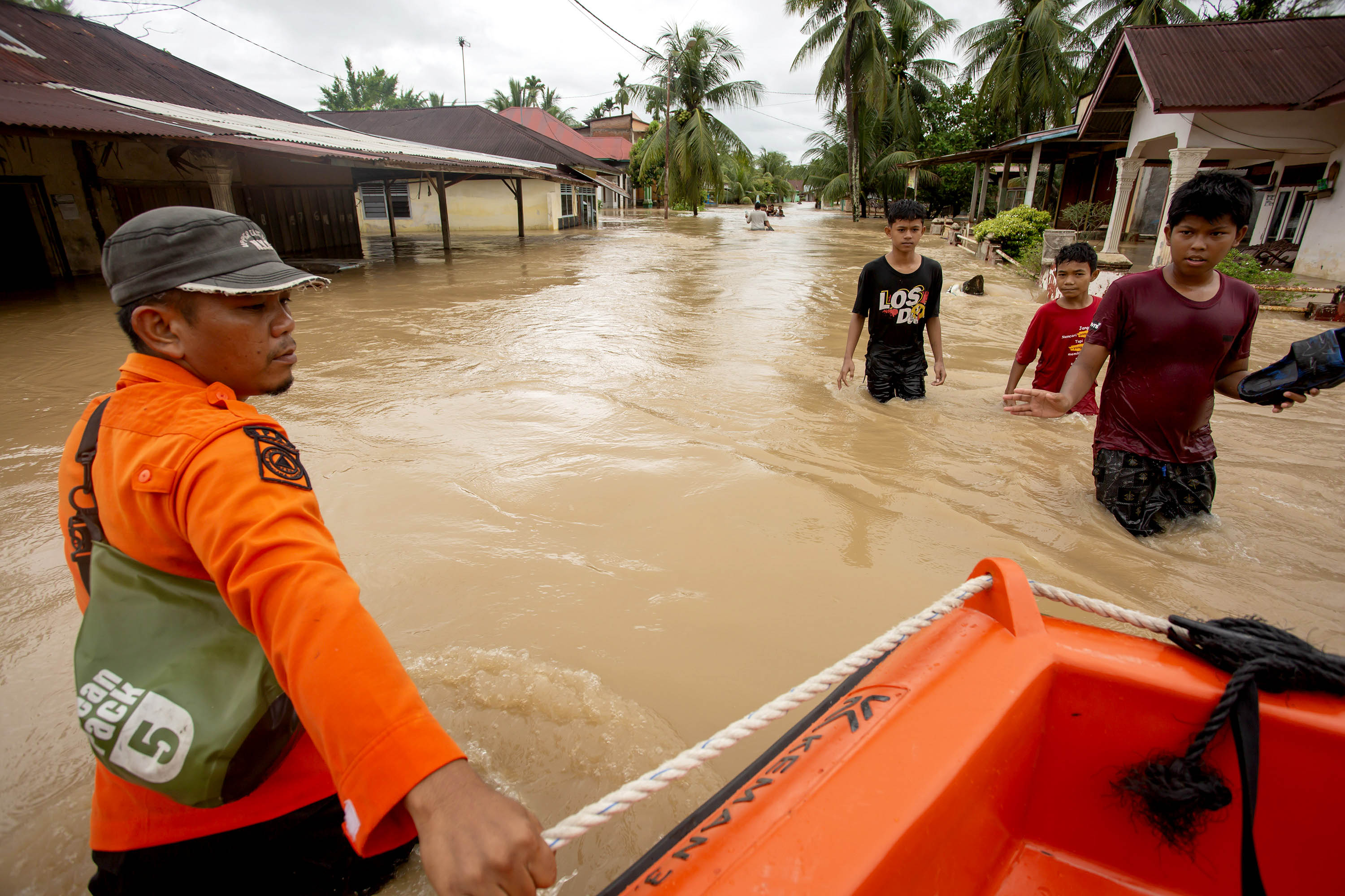 Banjir-dan-Longsor-Kepung-Aceh-Sumut-Hingga-Sumbar_20251128_150035.jpg