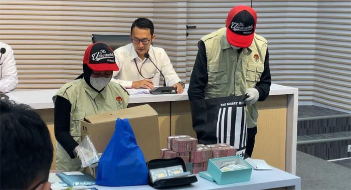 Barang-Bukti-Kasus-OTT-KPK-Dirjen-Pajak.jpg