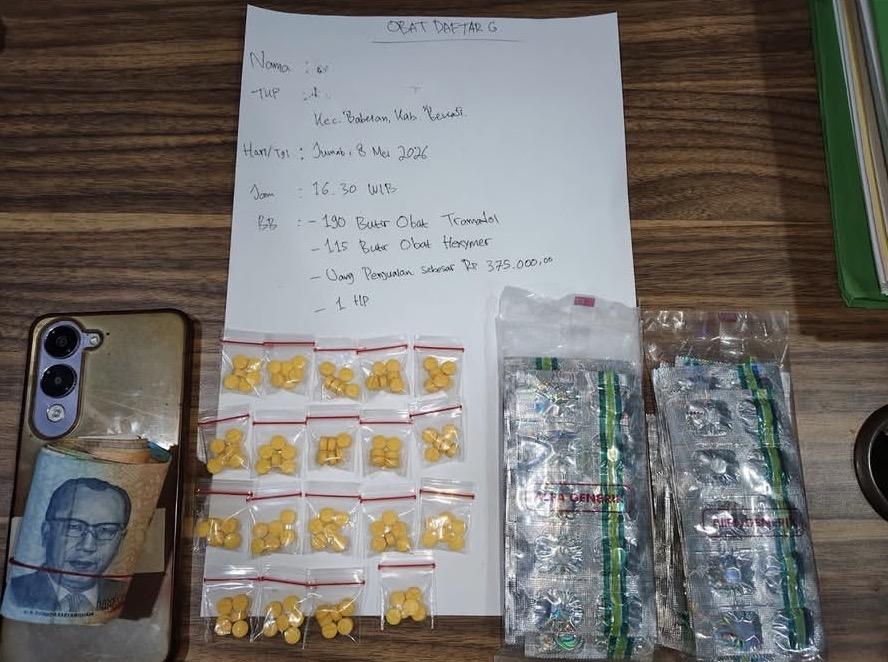Barang-bukti-Tramadol-Hexymer-uang-tunai-penggerebekan-di-Babelan-Kabupaten-Bekasi.jpg