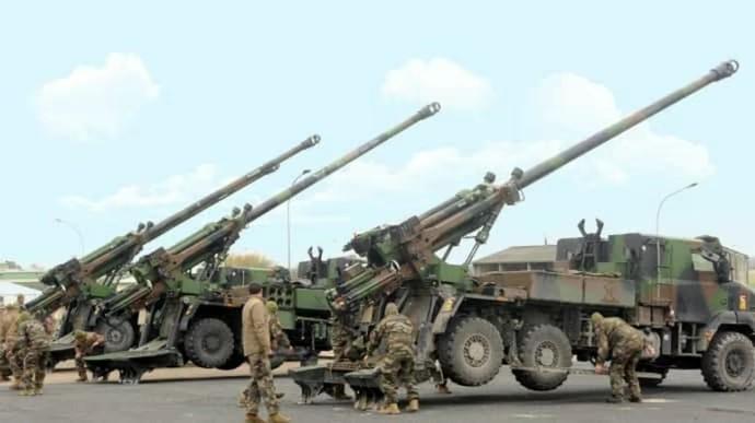Barisan-pasukan-dengan-senjata-howitzer-Brigade-ke-155-Ukraina-atau-Anna-Kievskaya.jpg