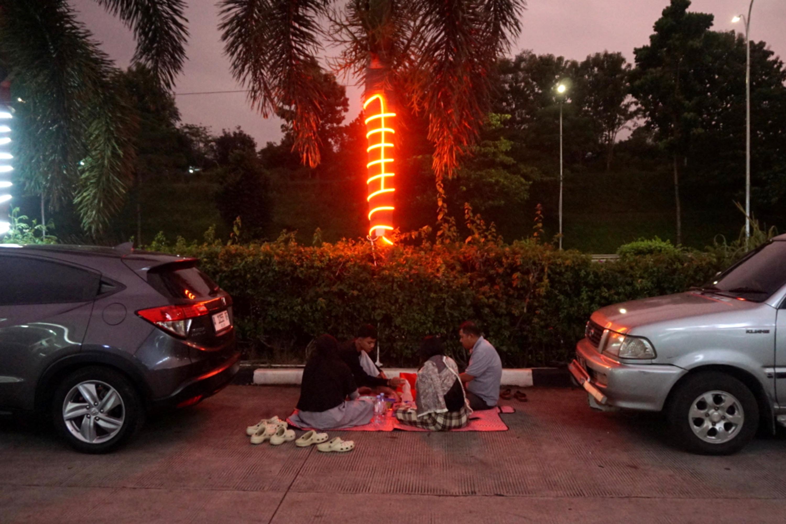 Berbuka-Puasa-di-Rest-Area-Tol-Cipali_20260314_213539.jpg