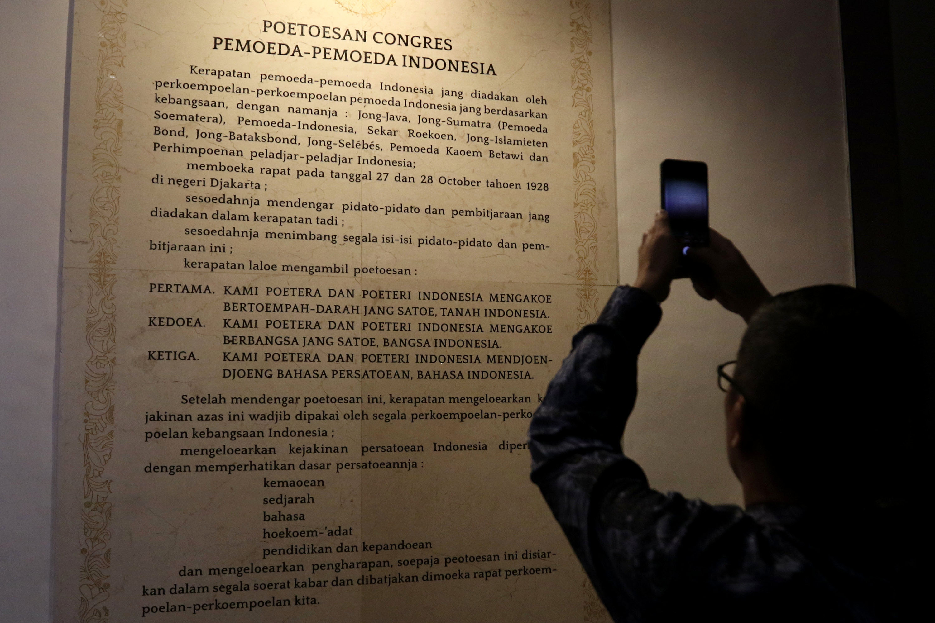 15 Puisi Hari Sumpah Pemuda 2025 Penuh Semangat Persatuan dan Cinta Tanah Air - TribunNews.com