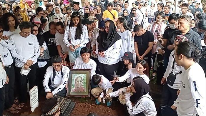 Bimbim-Slank-memeluk-foro-Bunda-Iffet-saat-pemakaman-321.jpg