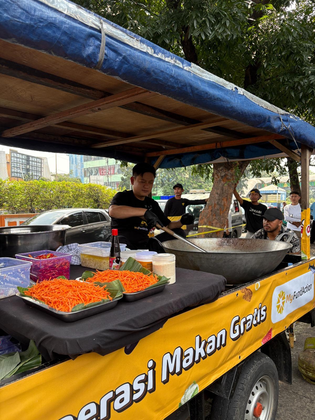 Bobon-Santoso-memasak-350-porsi-makanan-bergizi-dalam-mobil-bak-untuk-pemulung-dan-ojol.jpg