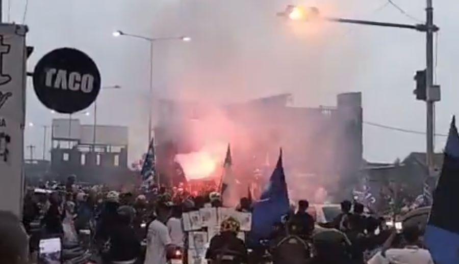 Bandung Membiru! Ribuan Bobotoh Pesta Flare dan Konvoi Usai Persib Tekuk Persija