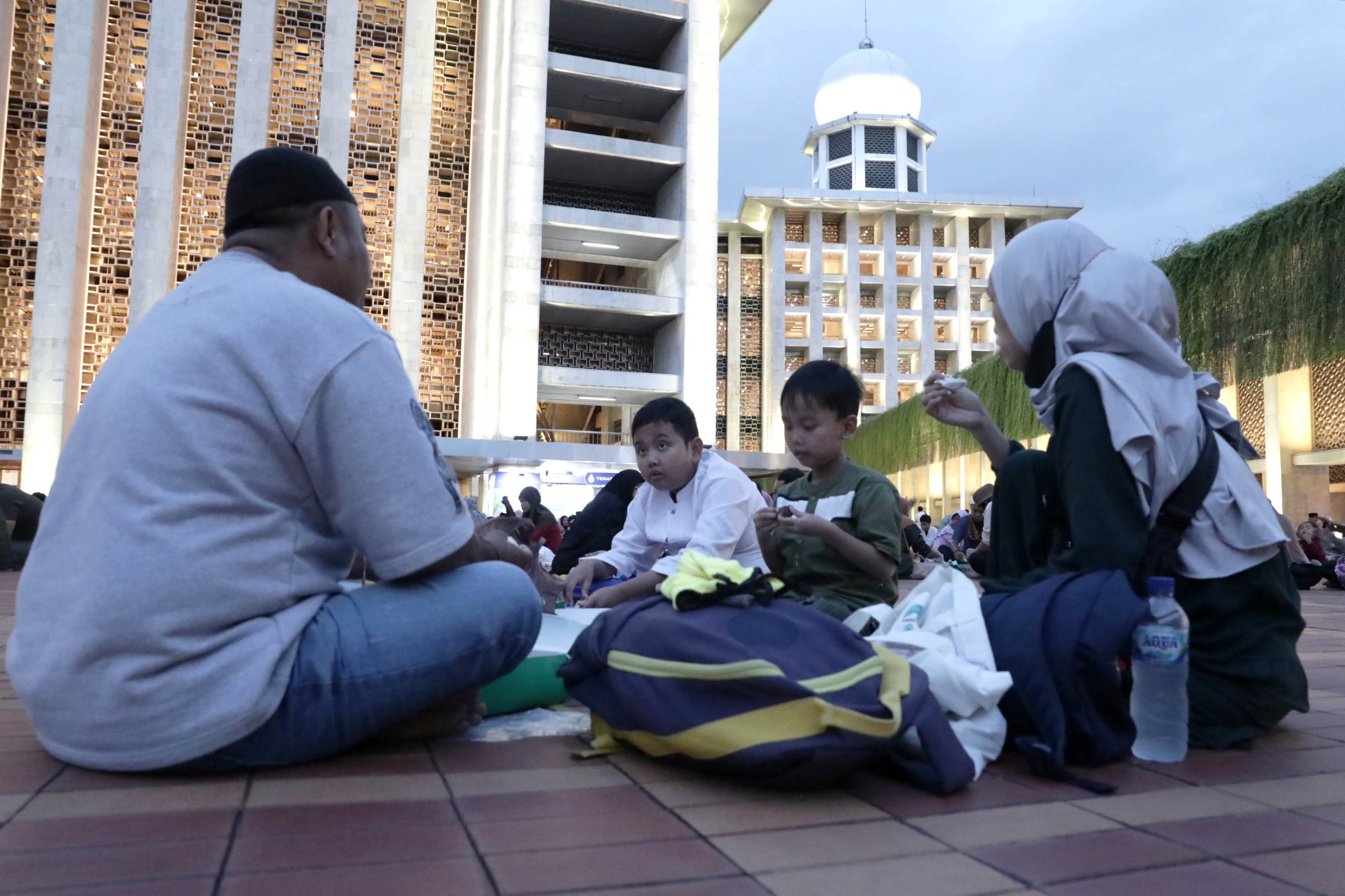 BUKA PUASA - Umat muslim mengikuti buka puasa bersama yang disediakan Masjid Istiqlal di Jakarta, Jumat (20/2/2026). Selama bulan Ramadan 1447 Hijriah, Masjid Istiqlal menyediakan sebanyak 4.000 hingga 5.000 paket nasi kotak pada hari Senin hingga Kamis sementara Jumat, Sabtu, Minggu disediakan antara 7.000 sampai 10.000 paket nasi kotak sebagai menu untuk buka puasa gratis. TRIBUNNEWS/IRWAN RISMAWAN