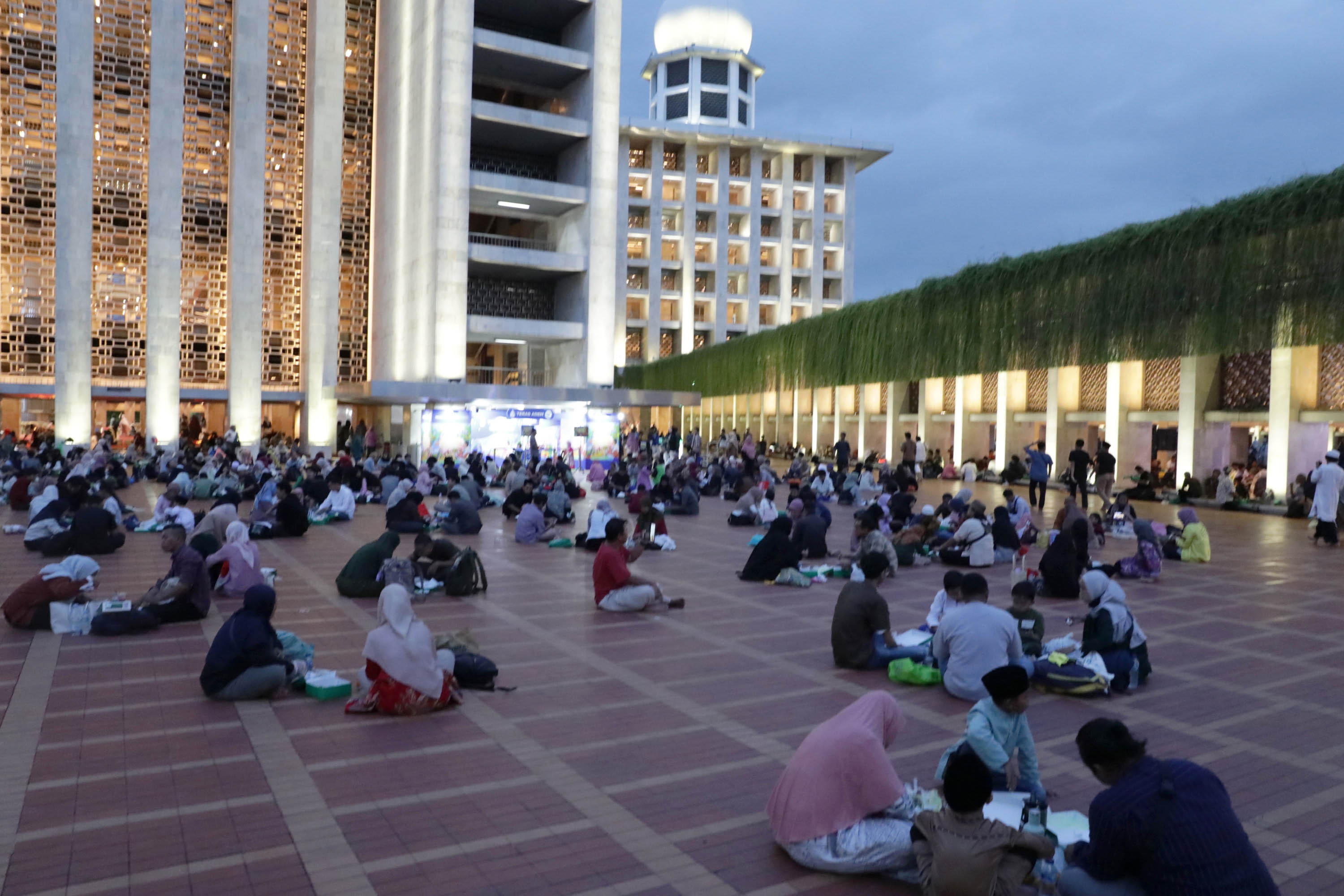 BUKA PUASA - Umat muslim mengikuti buka puasa bersama yang disediakan Masjid Istiqlal di Jakarta, Jumat (20/2/2026). Selama bulan Ramadan 1447 Hijriah, Masjid Istiqlal menyediakan sebanyak 4.000 hingga 5.000 paket nasi kotak pada hari Senin hingga Kamis sementara Jumat, Sabtu, Minggu disediakan antara 7.000 sampai 10.000 paket nasi kotak sebagai menu untuk buka puasa gratis. TRIBUNNEWS/IRWAN RISMAWAN