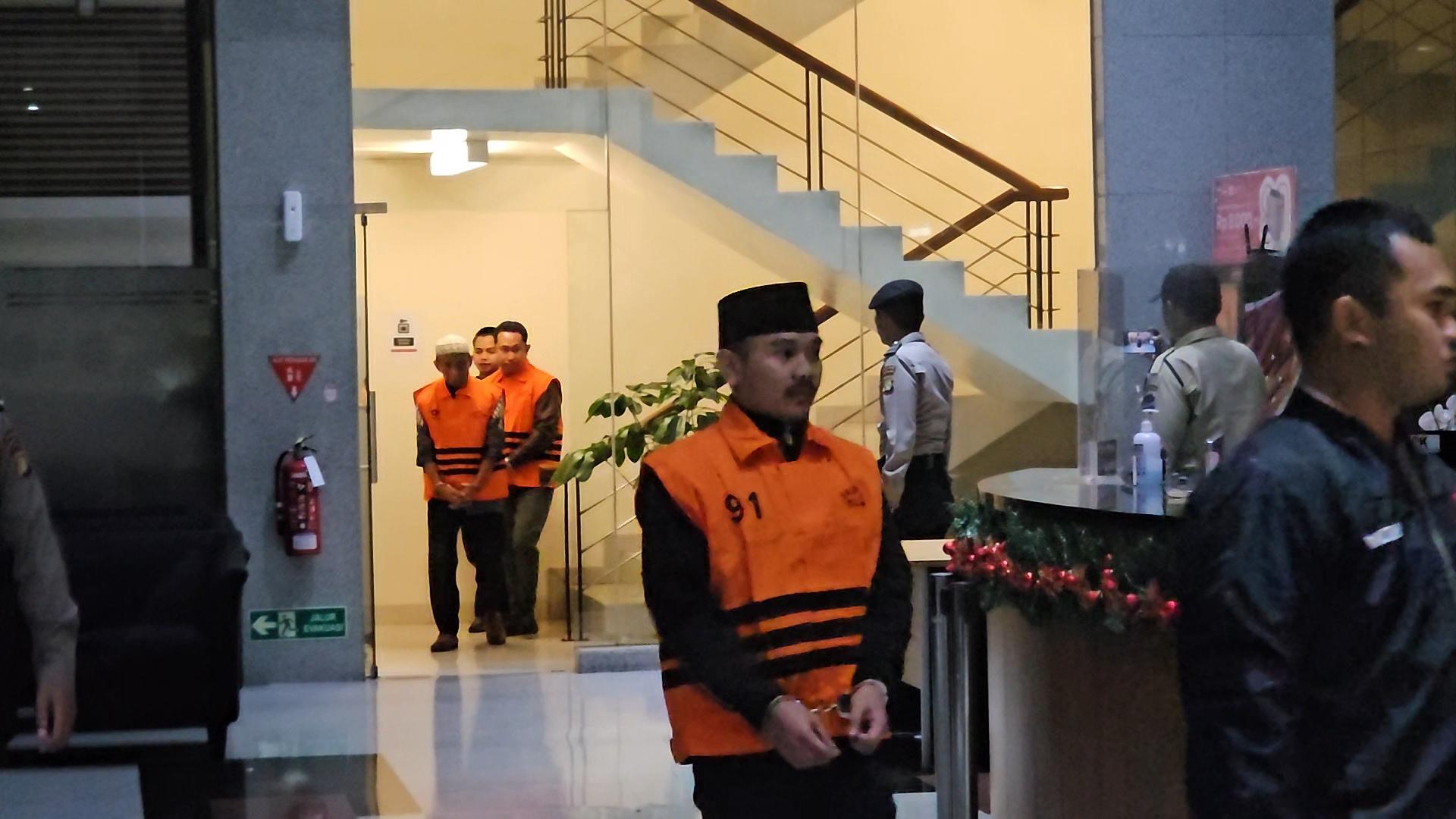 Bupati Bekasi Ade Kuswara dan Sang Ayah HM Kunang Resmi Pakai Rompi Oranye KPK, Tangan Terborgol