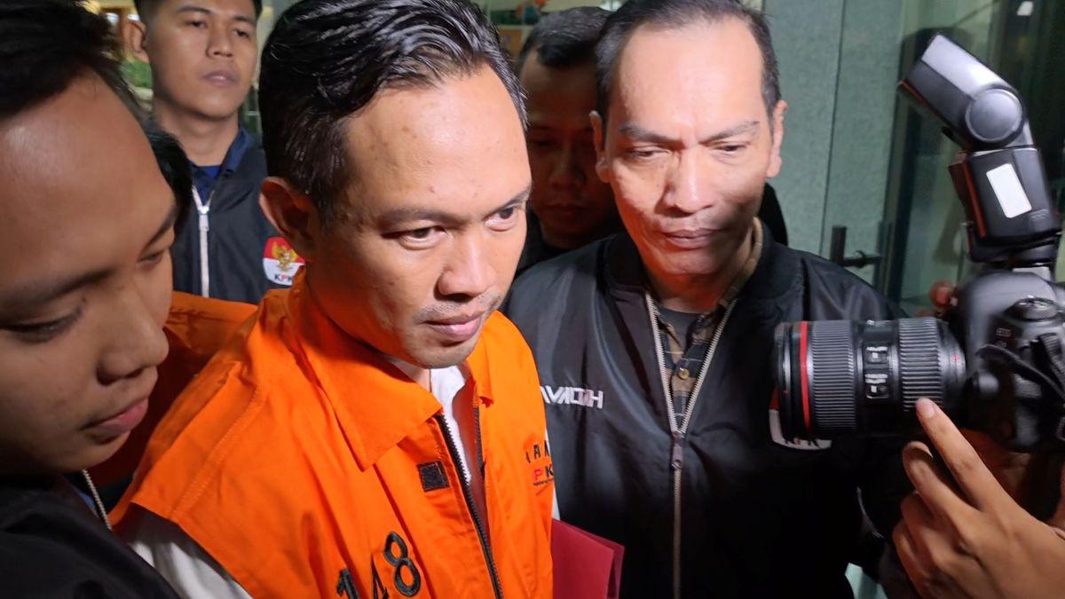 DITAHAN KPK - Bupati Cilacap periode 2025–2030, Syamsul Auliya Rachman, dan Sekda Kabupaten Cilacap, Sadmoko Danardono, resmi mengenakan rompi oranye khas tahanan KPK dan dilakukan penahanan, Gedung KPK, Jakarta, Sabtu (14/3/2026) malam.
