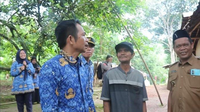 Bupati-Purwakarta-Gadaikan-SK-Jabatan.jpg