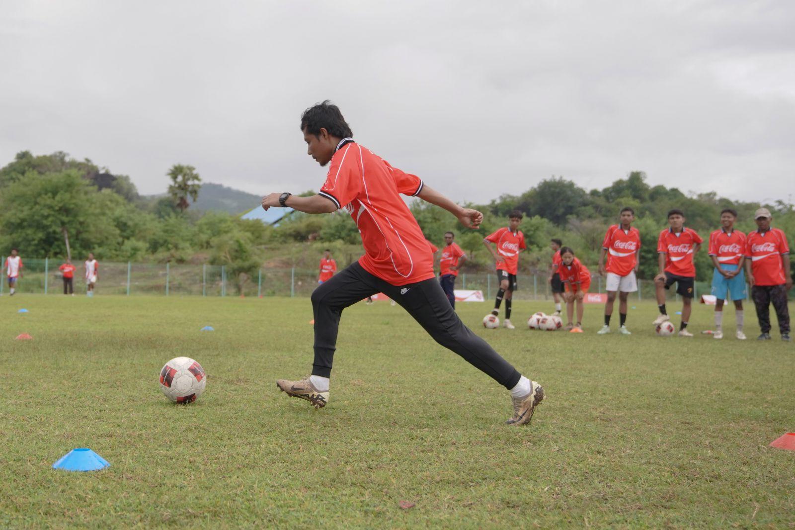 Pemain Nasional Evan Dimas Turun Langsung Asah Bakat Muda di Festival Sepak Bola Rakyat Labuan Bajo