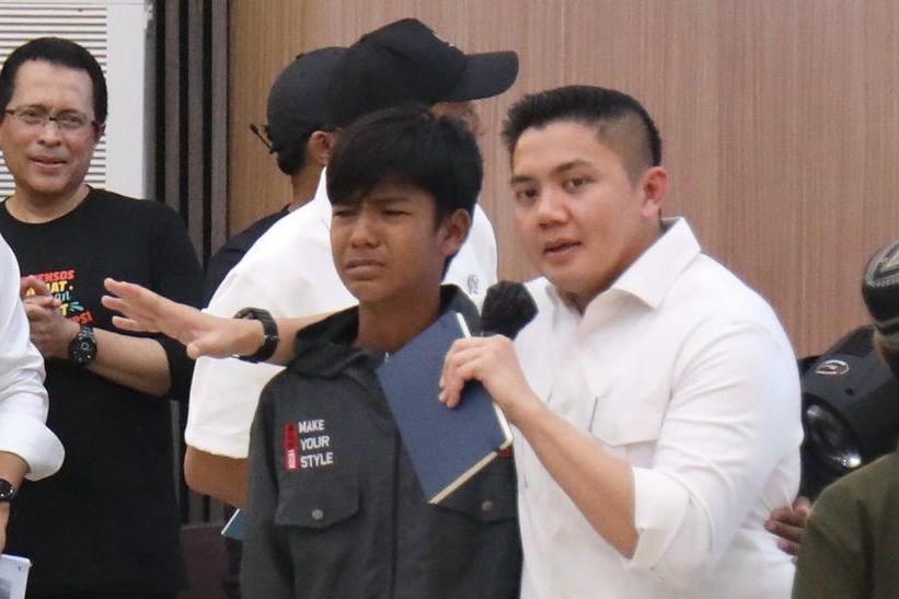 Momen Haru Calon Siswa Sekolah Rakyat Menangis di Pelukan Seskab Teddy: Saya Mau Sekolah