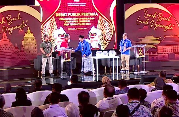Cawagub-Jateng-Gus-Yasin-tampak-menghampiri-dan-menyalami-Caw.jpg