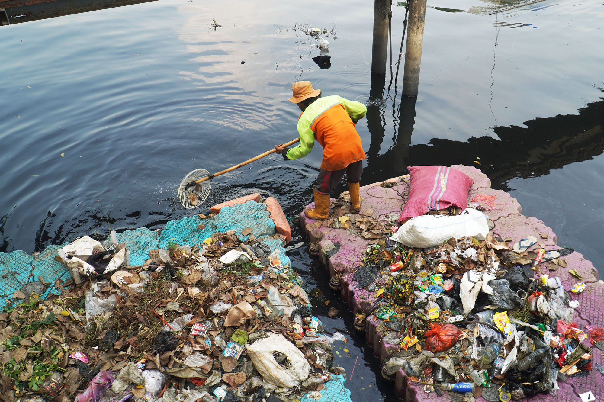 Cegah-Banjir-dengan-Bersihkan-Sampah-di-Kali-Mookervart_20250709_172601.jpg