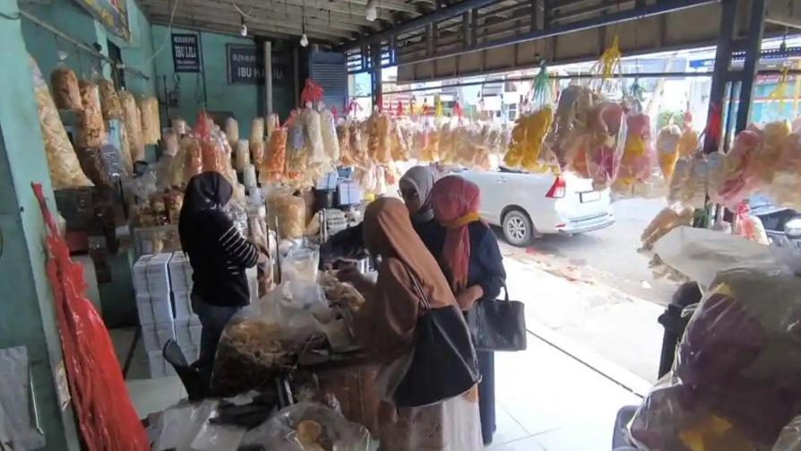 Toko Oleh-oleh Jalur Pantura Cirebon Diserbu Pemudik, Kerupuk Melarat Paling Laris