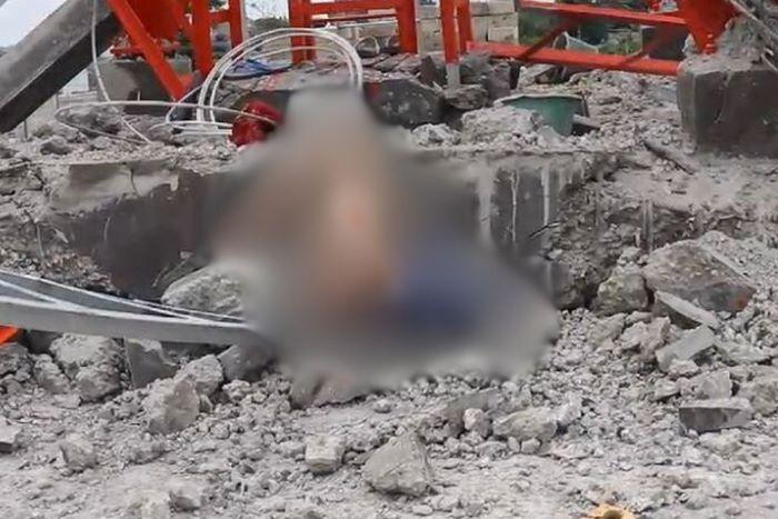 PENYANGGA TOWER AMBRUK - Coran yang berfungsi sebagai penyangga tower yang sedang dibangun di atas Musala Santri Pondok Pesantren ambruk, menimpa tujuh pekerja yang tengah beraktivitas di lokasi tersebut, Senin (27/1/2025)