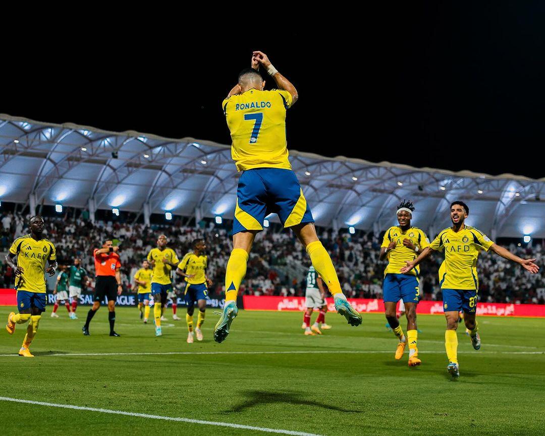 Pemain asal Portugal Cristiano Ronaldo melakukan selebrasi usai mencetak gol pada pertandingan Liga Arab Saudi musim2024/2025.