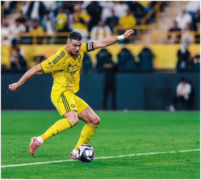 TENDANGAN CR7 - Aksi Cristiano Ronaldo saat membela Al Nassr menghadapi Al Feiha di Liga Arab Saudi, Minggu (2/11/2025).