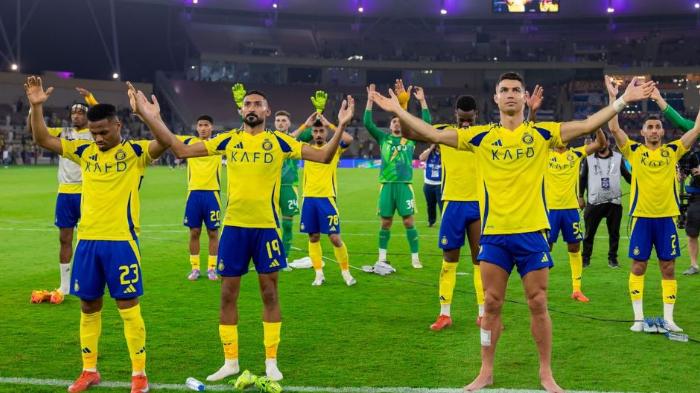 Cristiano-Ronaldo-dan-rekan-setimnya-di-Al-Nassr-merayakan-kemenangan.jpg