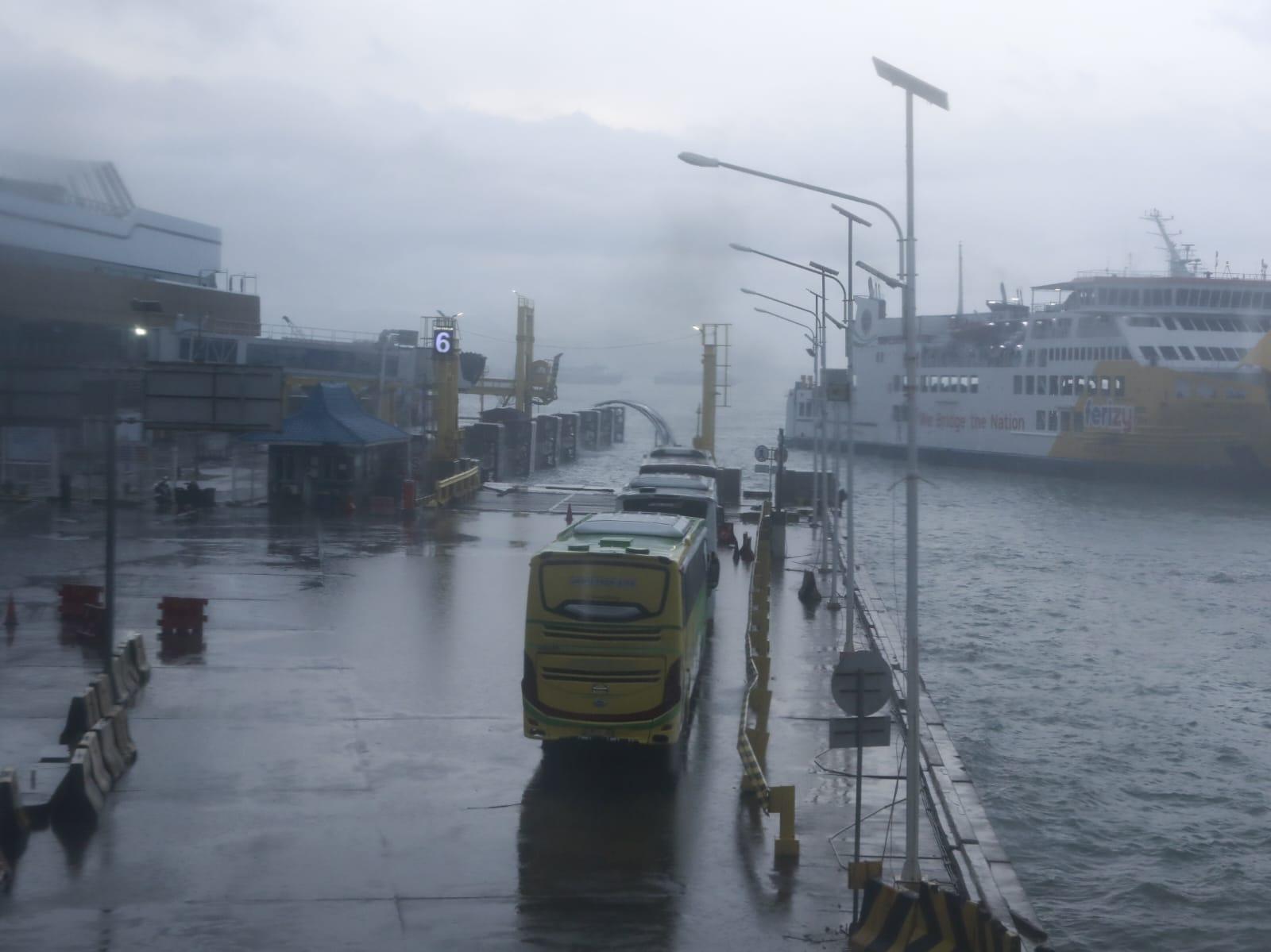Cuaca-buruk-Pelabuhan-Merak-nih-OK.jpg