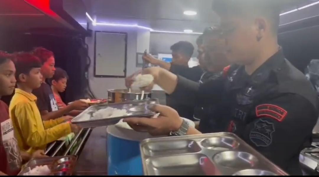 Dapur Lapangan Brimob Suplai Bantuan Makanan untuk Korban Banjir di Aceh Tamiang