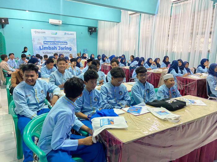 DAUR-ULANG-JARING-Siswa-SMPN-53-Kalibaru-Jakarta-Utara-memperhatikan-proses.jpg
