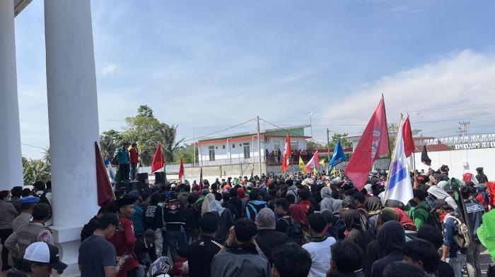 Polisi yang Berjaga di DPRD Palopo Sulsel Kena Lemparan Batu, Aksi Unjuk Rasa Ricuh