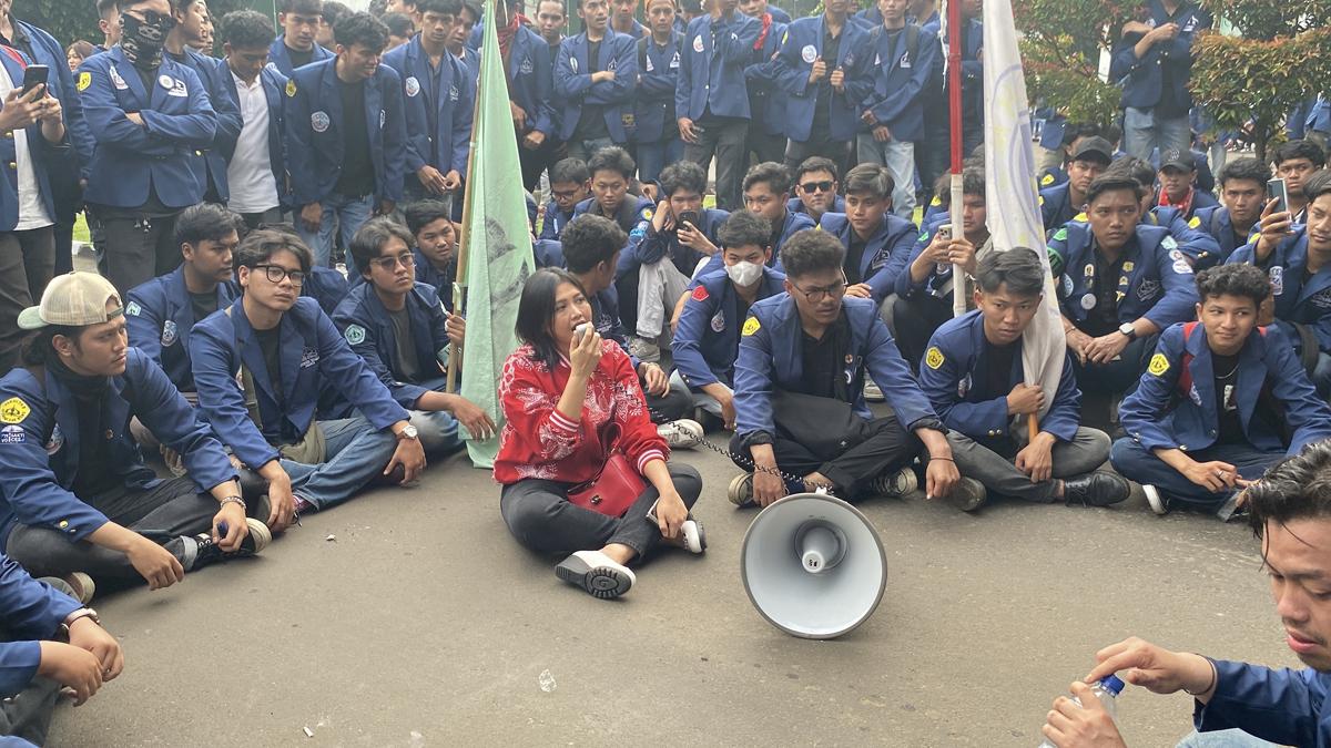 Mahasiswa Trisakti Cegat Anggota DPR yang Mau Ngantor, Disuruh Teriak 'PDIP Menolak RUU TNI'