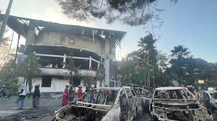 Pasca Demo Ricuh di Makassar, Warga Jarah Besi Mobil dan Gedung DPRD yang Terbakar