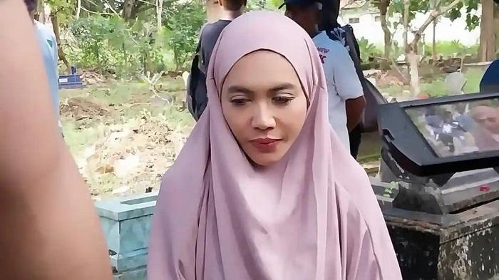 DIDUGA-TELANTARKAN-ANAK-Denada-tambunan.jpg