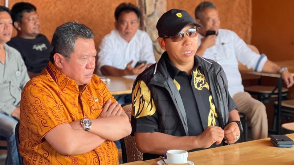 DISKUSI-DENGAN-BUPATI-Wakil-Ketua-Komisi-VII-DPR-Lamhot-Sinaga-kiri.jpg