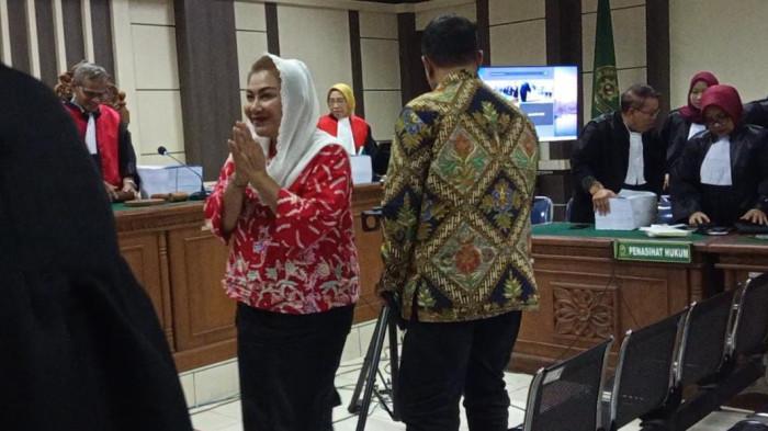DITUNTUT-6-TAHUN-Kedua-terdakwa-kasus-korupsi-dan-suap-Hevearita-Gunaryati.jpg