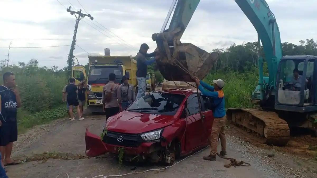 Daihatsu-Alya-kecelakaan-di-Sintang-Kalimantan-Barat.jpg