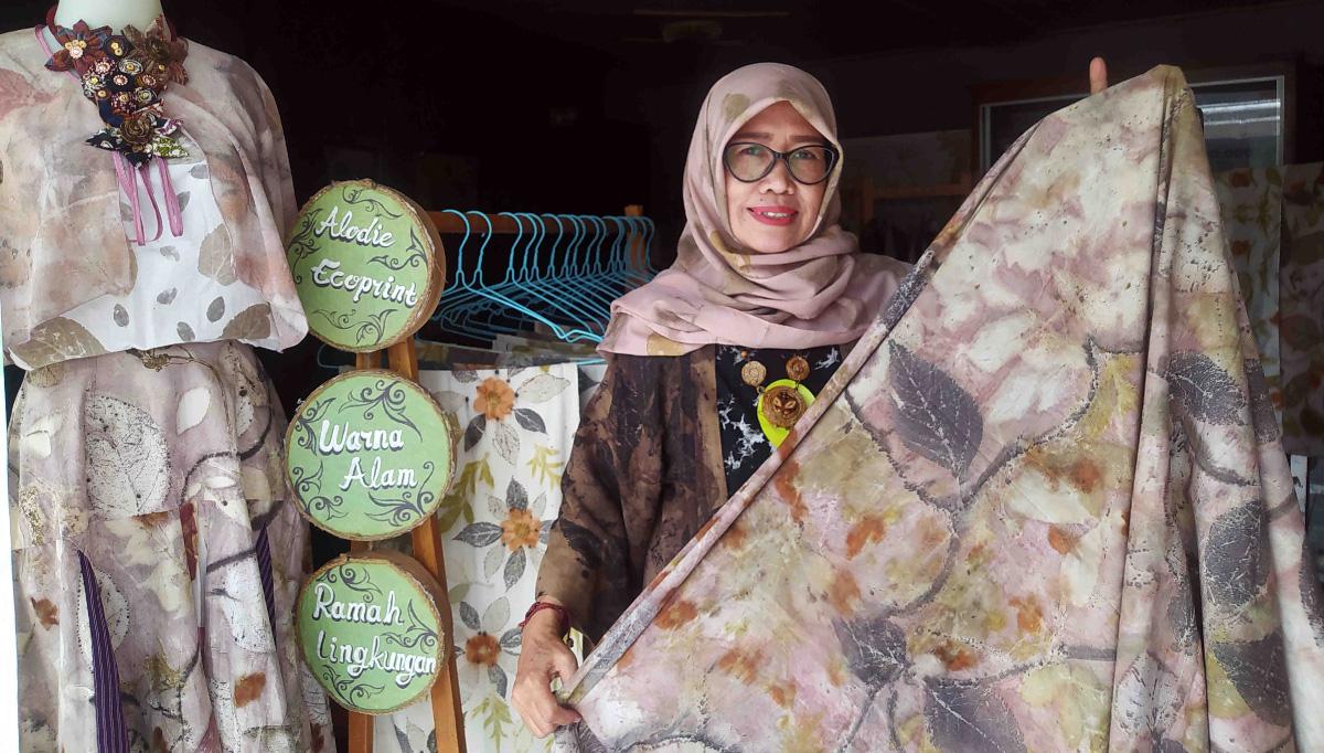 Dari Daun Jambu Mete Jadi Kain Bernilai Jutaan Rupiah, Karya Alodie Ecoprint Diburu Turis Asing